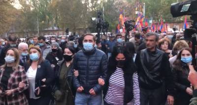 Участники митинга оппозиции в Ереване направляются шествием к зданию СНБ