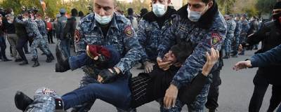 В Ереване сотрудники полиции покинули площадь после разгона митинга