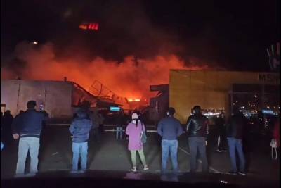 Видео: у горящего ТЦ в Рязани обрушилась стена