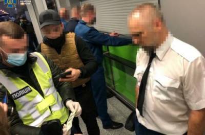 Вымогали деньги с пассажиров: СБУ задержала таможенников «Борисполя»