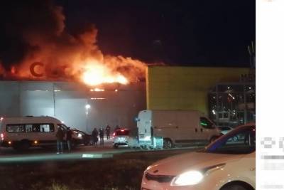 В Рязани горит торговый центр