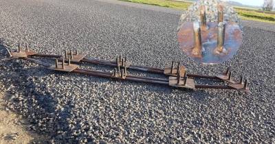 ФОТО: На шоссе в Терветской волости кто-то пставил металлические шипы