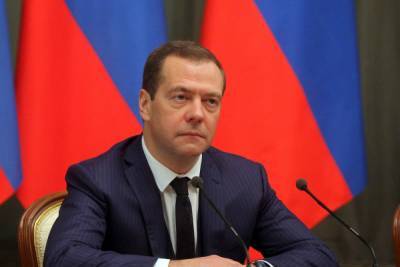 Медведев призвал внести вакцины от COVID в список жизненно важных лекарств