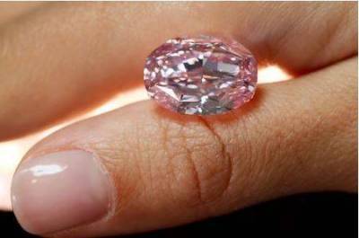 Розовый бриллиант продан на аукционе за $26,6 млн