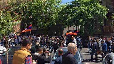 Протестующие армяне выдвинулись к СНБ