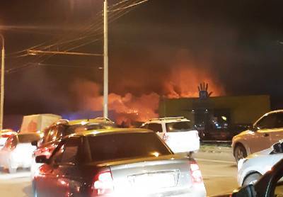 Людей эвакуируют из горящего торгового центра в Рязани (видео)