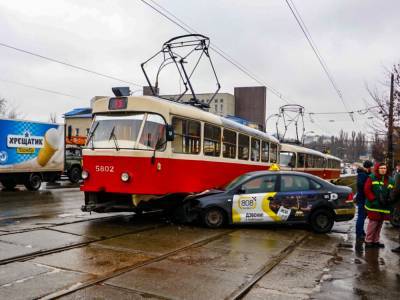 В Киеве трамвай столкнулся с Volkswagen: движение заблокировано