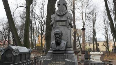 В Петербурге открыли отреставрированный памятник на могиле Достоевского