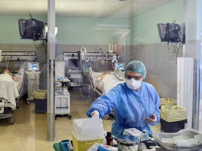 В итальянских больницах не хватает мест из-за коронавируса, медики требуют локдауна