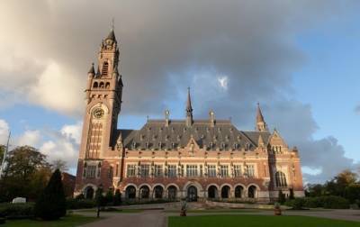 Суд в Гааге приостановил рассмотрение иска Украины к РФ