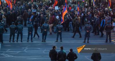 Митингующие прибыли на площадь к театру оперы в центре Еревана