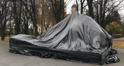Памятники Риги упаковали в черную пленку: в столице протестуют против налоговой реформы