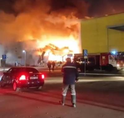 В Рязани горит торговый центр. У здания обрушилась крыша