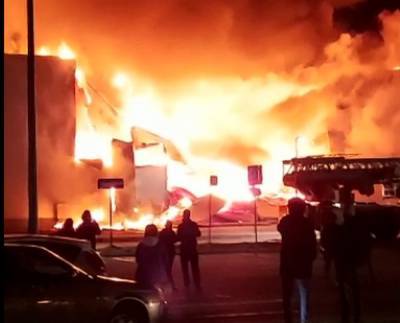 Из загоревшегося торгового центра в Рязани эвакуировали более 250 человек