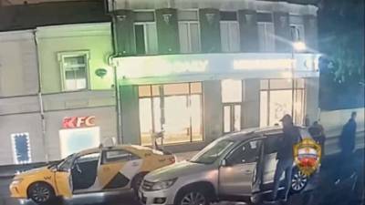 Грабители попали в аварию на только что угнанной машине в центре Москвы