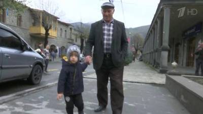Лачинский коридор под контролем: беженцы могут возвращаться в свои дома - 1tv.ru - Армения