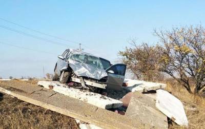 Под Мариуполем авто въехало в остановку, есть жертва