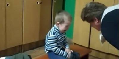 В Полтавской области воспитательница довела до слез ребенка, который не умеет сам одеваться. На нее составили протокол — видео