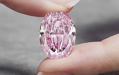 Самый большой розовый бриллиант "Призрак розы" продан за 26 миллионов долларов (ФОТО)