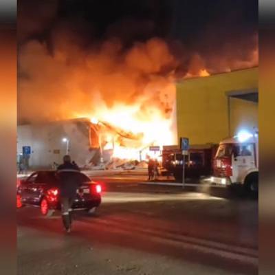 Из горящего в Рязани торгового центра эвакуированы 1200 человек