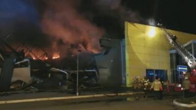 Мощный пожар в торговом центре Рязани потушен