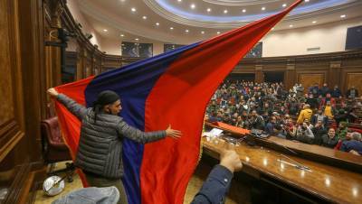 Правящий блок Армении предложил оппозиции выступить против миротворцев