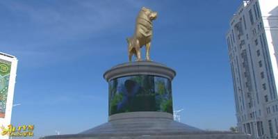 Президент Туркменистана открыл 15-метровую статую собаки из золота