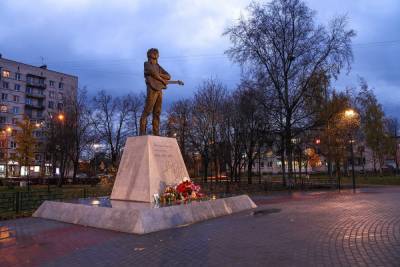В Петербурге сквер и памятник Виктору Цою представили в новом свете