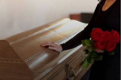 В России ритуальный бизнес предлагает родственникам умерших гробы с "ноу-хау". ВИДЕО