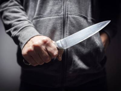 В Сумах пьяный мужчина ранил ножом двух человек на улице. Он изменил внешность и бежал из города