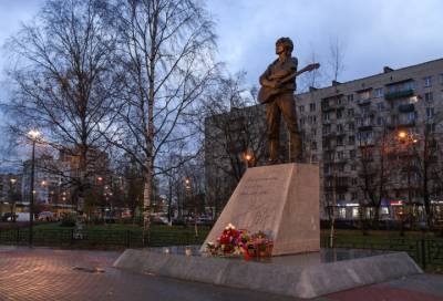 Вокруг памятника Виктору Цою в Петербурге установили более 30 новых светильников