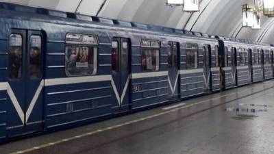 Родился в рубашке: пожилой мужчина упал на рельсы в петербургском метро