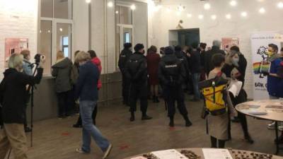 В Петербурге полиция сорвала открытие ЛГБТ-фестиваля "Бок о бок"