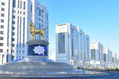 В Туркменистане открыли гигантский памятник псу алабаю из чистого золота