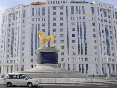 Фото дня: в столице Туркменистана появился золотой памятник собаке-алабаю (ФОТО)