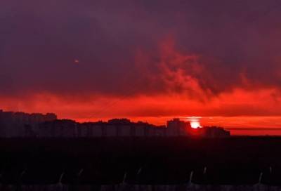 Фото: огненный закат раскрасил небо над Петербургом