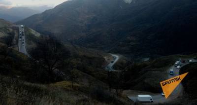 Дорога из Карвачара полна машин: армяне сжигают дома и покидают земли предков - видео
