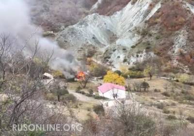 В карабахском селе в ожидании сдачи Азербайджану сжигают дома и прощаются с монастырем