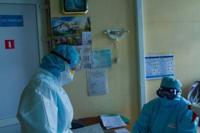 В больницу под Новосибирском привезли партию масок для врачей