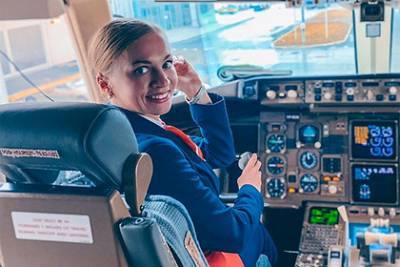 Российская стюардесса раскрыла особенности отношений бортпроводниц с пилотами