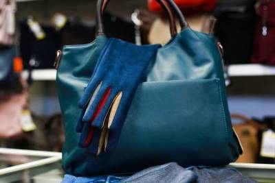 Цены на женские сумки из кожи, замши и флока снизят до 50% отделы «Саквояж» в Чите