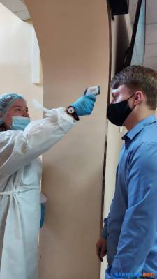 В Долинске студенты помогают поликлинике встречать больных