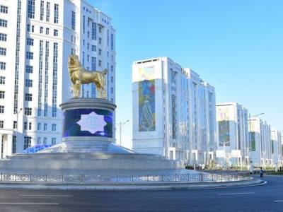 Президент Туркменистана установил в столице позолоченную статую алабаю