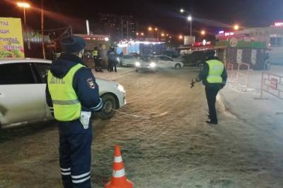 В Екатеринбурге ищут водителя, который сбил отца с ребенком