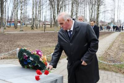 Сергей Ситников, в Буе возложил цветы на могилу павшим воинам