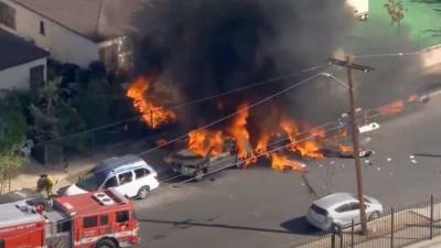 Легкомоторный самолет рухнул на жилой район в Лос-Анджелесе