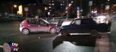 Два автомобиля жестко столкнулись на аварийном перекрестке в Петрозаводске (ВИДЕО)