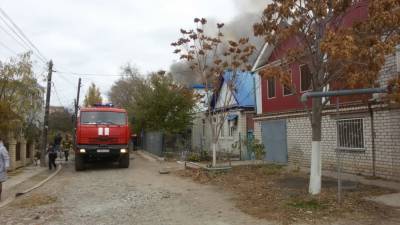 В Астрахани почти три часа тушили крупный пожар в Ленинском районе