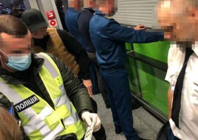 В «Борисполе» таможенники требовали с пассажиров взятки