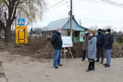 Сорокина проконтролировала ремонт дороги на улице Коняева в Дягилеве